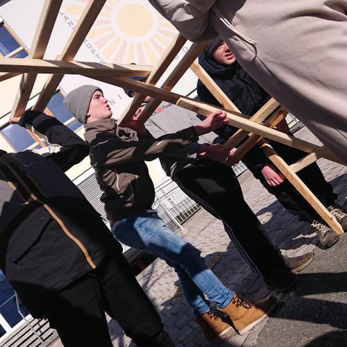 Viele Hände, eine Brücke