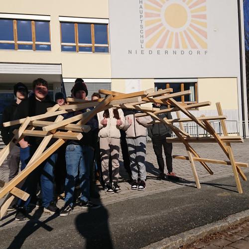 Viele Hände, eine Brücke