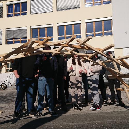 Viele Hände, eine Brücke