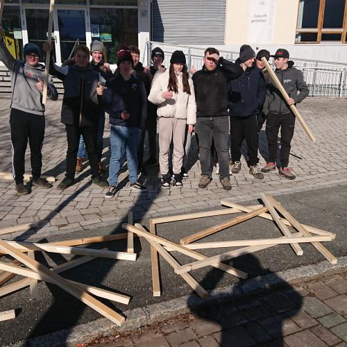 Viele Hände, eine Brücke