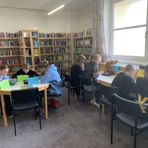 Die Teilnehmer*innen des Workshops beschreiben sich spekulativ gegenseitig mit eigenen Vermutungen. 
