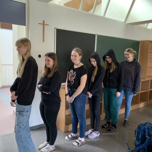 Stille Post ,,, ohne Worte. Die Schüler*innen schreiben mit dem Zeigefinger Wörter auf den Rücken ihrer Kolleg*innen