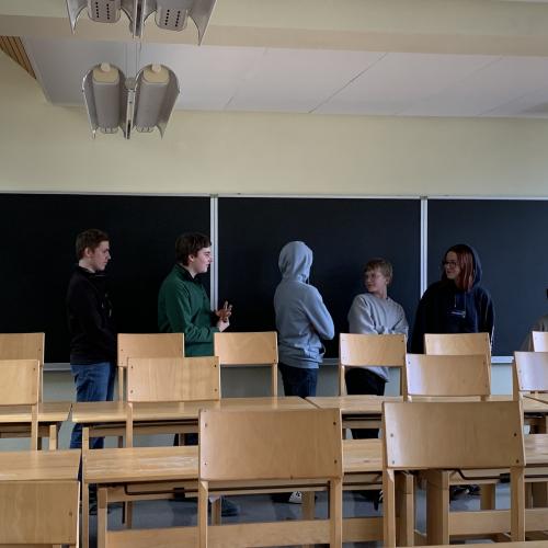 Stille Post ,,, ohne Worte. Die Schüler*innen schreiben mit dem Zeigefinger Wörter auf den Rücken ihrer Kolleg*innen
