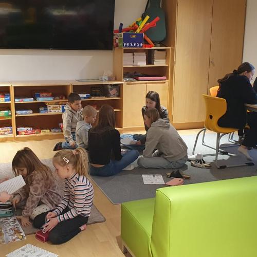 Mittelschule 3. Klasse trifft 1. Klasse Volksschule - Lesepaten