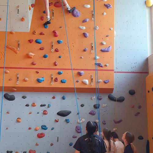 Mädels der Polytechnischen Schule beim Klettern