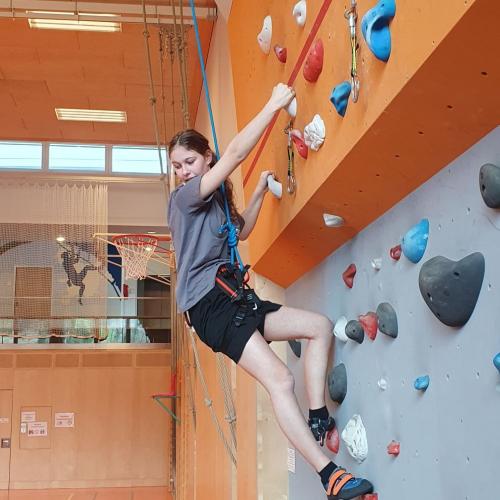 Mädels der Polytechnischen Schule beim Klettern