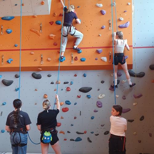 Mädels der Polytechnischen Schule beim Klettern
