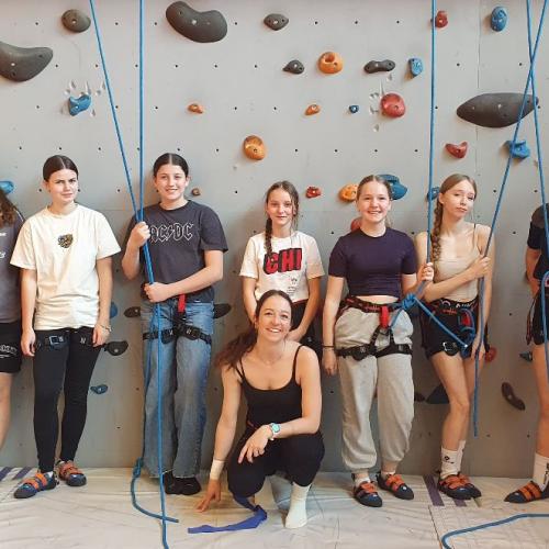 Mädels der Polytechnischen Schule beim Klettern