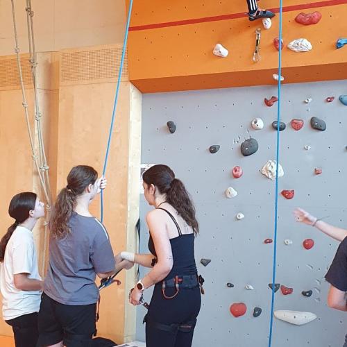 Mädels der Polytechnischen Schule beim Klettern