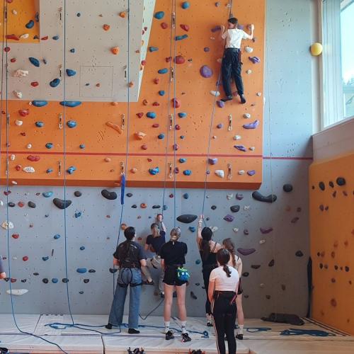 Mädels der Polytechnischen Schule beim Klettern