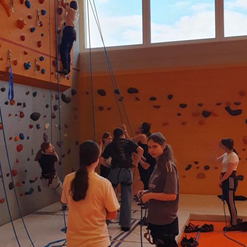 Mädels der Polytechnischen Schule beim Klettern
