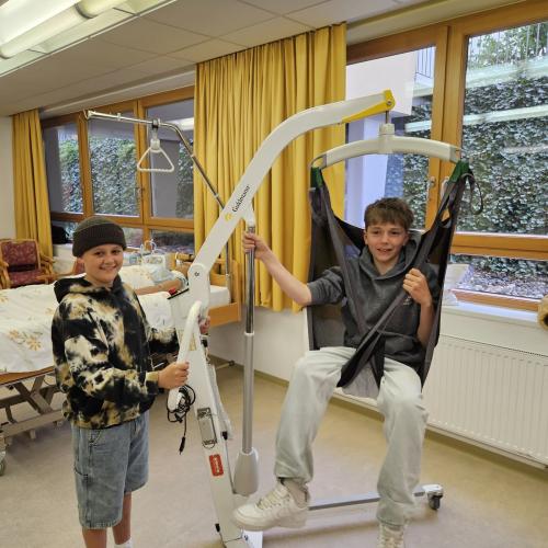 Besuch im Wohn- und Pflegeheim Ebbs mit den Jungs der 3. Klassen.