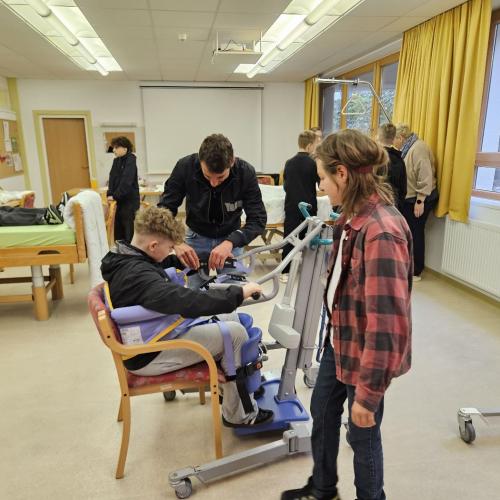 Besuch im Wohn- und Pflegeheim Ebbs mit den Jungs der 3. Klassen.