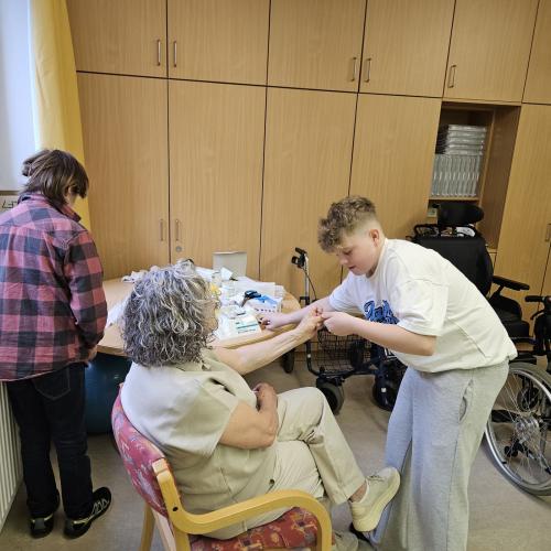 Besuch im Wohn- und Pflegeheim Ebbs mit den Jungs der 3. Klassen.