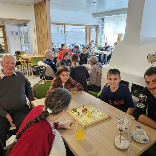 Besuch im Wohn- und Pflegeheim Ebbs mit den Jungs der 3. Klassen.