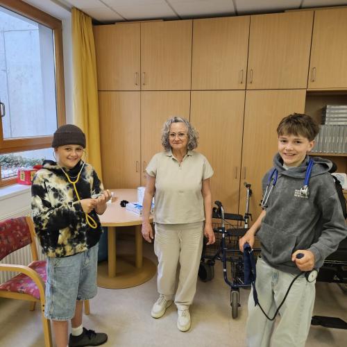 Besuch im Wohn- und Pflegeheim Ebbs mit den Jungs der 3. Klassen.