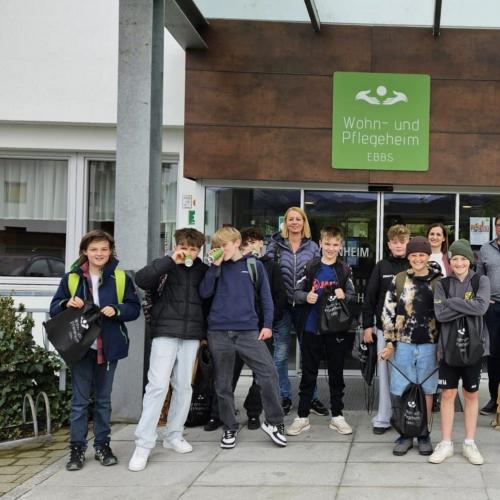 Besuch im Wohn- und Pflegeheim Ebbs mit den Jungs der 3. Klassen.