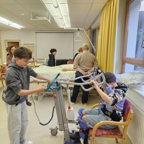 Besuch im Wohn- und Pflegeheim Ebbs mit den Jungs der 3. Klassen.