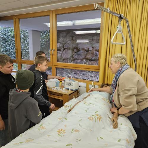 Besuch im Wohn- und Pflegeheim Ebbs mit den Jungs der 3. Klassen.