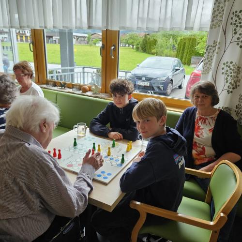 Besuch im Wohn- und Pflegeheim Ebbs mit den Jungs der 3. Klassen.