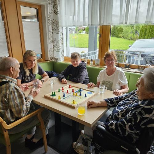 Besuch im Wohn- und Pflegeheim Ebbs mit den Jungs der 3. Klassen.