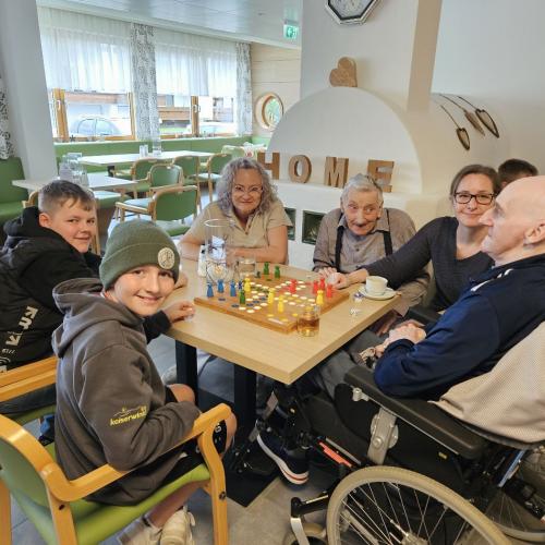 Besuch im Wohn- und Pflegeheim Ebbs mit den Jungs der 3. Klassen.
