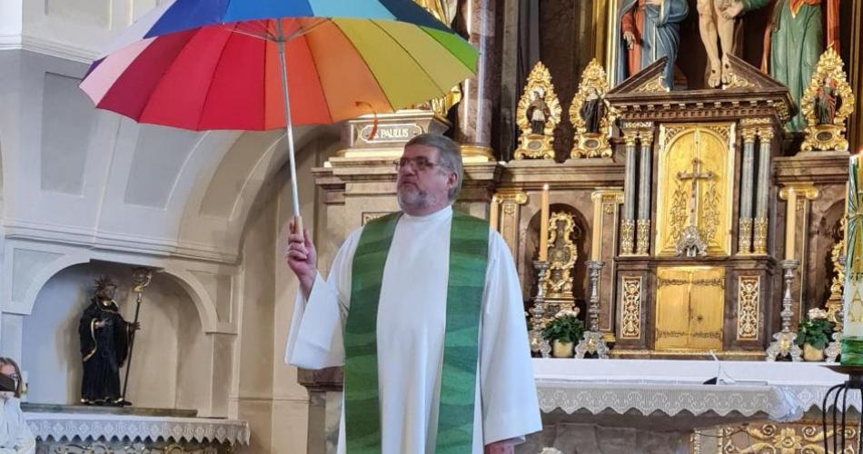 Pfarrer mit Regenschirm